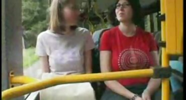 Con un vestido se abito y medias negras, la dama sedujo al hijo del amo