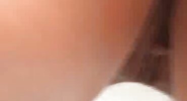 Mientras limpia, una pelirroja se folla a un chico mientras se distrae de los negocios