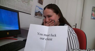 Chica morena rusa le gusta cuando la polla en su culo