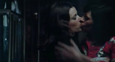 Hermosa chica en el culo follada por un joven