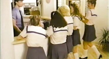 Esbelta chica rubia follada por el culo y el coño para el desayuno