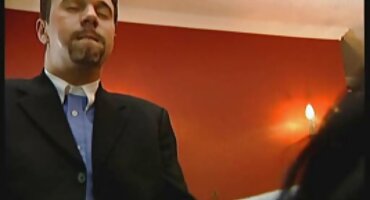 Tio se folla a un joven en casa y se corre en las piernas