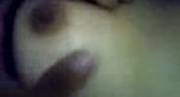 El hombre folla duro en el culo de una hermosa perra