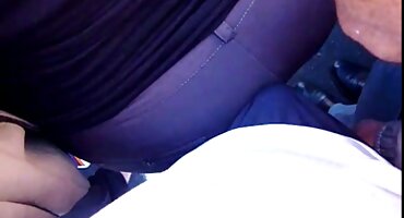 Hermosa chica cachonda se la follan solo