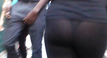 Chica joven filmando en la masturbación del coño de la leva