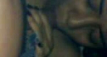 En casa hermosa morena chupa la polla de un chico