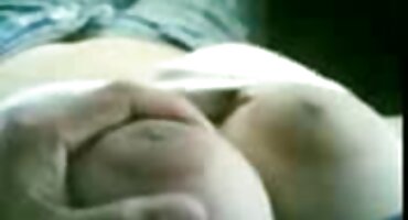 Hermosa mujer madura se le da al hombre en el coño