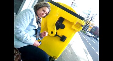 La joven desnuda más jugosa jugó con una polla de juguete