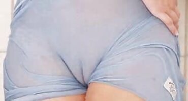 Chico joven dado en la boca y follada anal mamá en el sofá