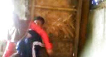 Después de beber a un niño, madre e hija se lo follan, exprimiéndole todos los jugos