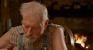 Morena esbelta follada en la oficina por un empleado