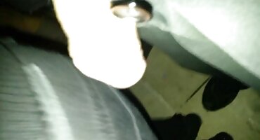 Chica con grandes tetas digitación coño con gran polla de goma