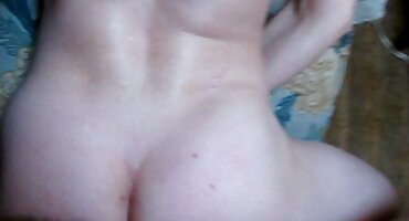 El chico se folla apasionadamente a la ardiente mamá de su amigo