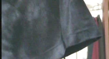 Dulce y flaca folladas juntas en un cómodo sofá en la boca y con la boca llena