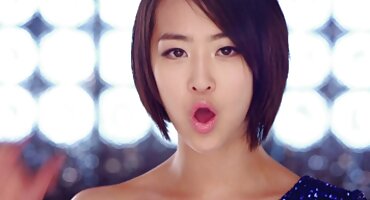 Mamá sedujo a su hija para tener sexo caliente y la satisfizo oralmente