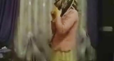 Con una enorme polla de ébano follando el culo joven en la cama