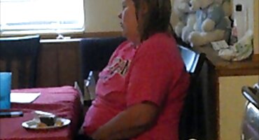 Hermano follado por amigas lesbianas en diferentes poses en la cama