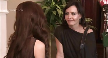 Joven morena sedujo a un chico y él la folló noblemente en el coño