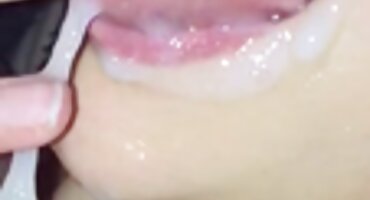 El apretado coño de la joven hermana fue jugoso follado por un hábil hermano