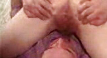 El hombre siempre se ha sentido atraído por hermosas chicas en medias, por lo que esta vez no pudo resistirse