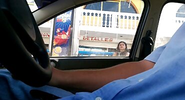 Sirvientas maduras rusas se entregan a un consolador antes de la llegada de los anfitriones