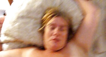 La chica decidió perder el tiempo y se masturbó en público