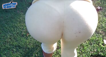 Cámara oculta en el baño filmó a una prostituta y a un joven que folló