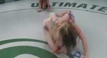 Sobrino tímido lame diligentemente el culo de una mujer