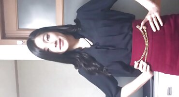 Chica chupa a su compañero de estudios y le da un coño apretado
