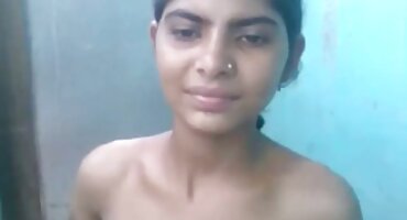 La profesora se folla apasionadamente a la alumna y disfruta de su coño