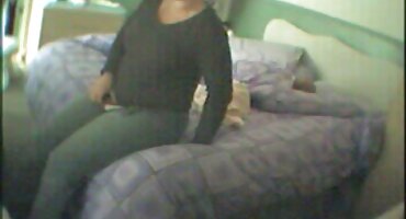 En clase, la vagina de una joven morena le dio un zumbido a la maestra durante el sexo