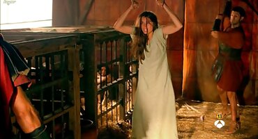 Milf se folla a su hija en la cama mientras papá está en el trabajo