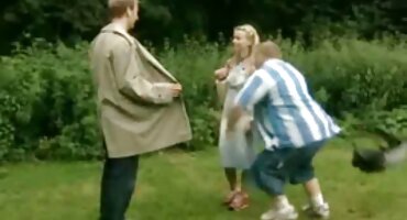 Gangbang con belleza rusa justo en un banco en el parque