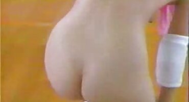 Hermosa morena acaricia su coño en webcam