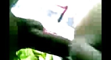 Madre rusa e hija lesbiana follando apasionadamente en un sofá de cuero