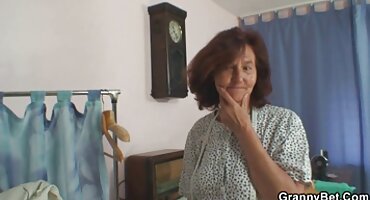 Una mujer gorda chupa la polla de un chico, lo folla y toma su semen