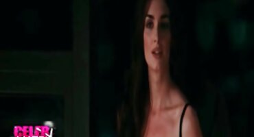 Joven chica desnuda en pantimedias negras follada por el culo