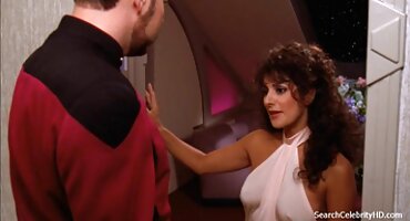 Chica rusa chupa la polla y se pone caliente la penetración en el coño apretado