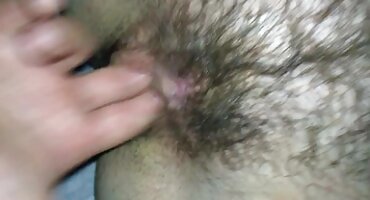 Sexo placentero con una perra muy delgada en el coño mojado