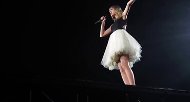 La chica accedió a una mamada y le chupa la polla a su hermano