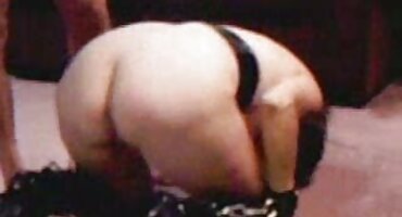 Adolescente caliente con gafas chupa la polla de su nuevo amigo