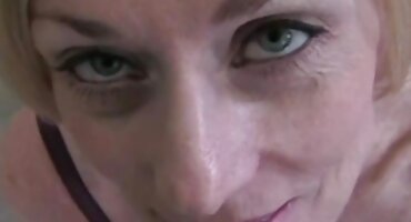 El chico trajo a casa a una vieja gorda y la seduce para follar