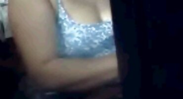 El chico se folla a la jovencita a lo perrito y prueba otras poses con ella