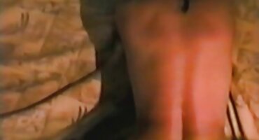 Lesbianas besan y follan suavemente en casa