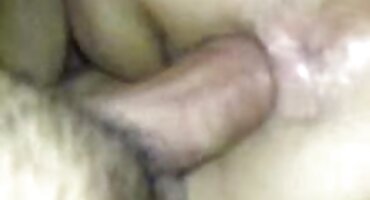 Después de follar la vagina de una chica, un chico penetra el culo de una morena con su polla