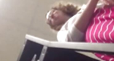 Chico follando con entusiasmo a una madura rusa en el coño