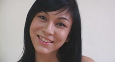 Dos lesbianas rubias deciden follarse por el culo con el puño de manos y pies