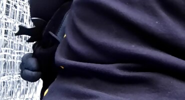 Mamá con gafas le enseña la polla a su hijo interrumpiendo la lectura de un libro