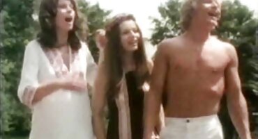 El chico le pide a la joven rubia que llegue al orgasmo y se la folla por el coño