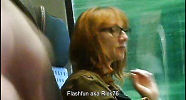 La joven complació al tipo con succión y le metió el coño para tener sexo